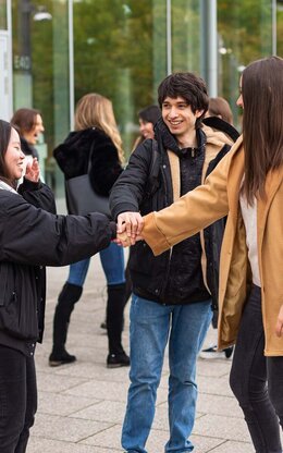 Internationale Austauschstudierende auf dem Campus