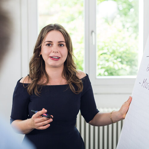 Doktorandin des iDok präsentiert an Flipchart