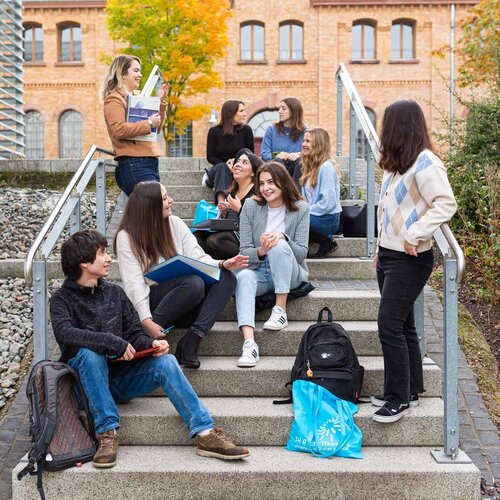 Internationale Austauschstudierende auf dem Campus