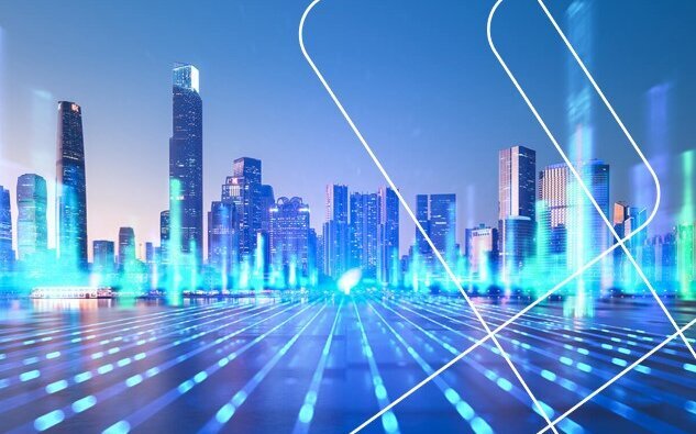 Skyline einer großen Stadt vor blauem Hintergrund mit futuristuschen Lichtern und Streifen