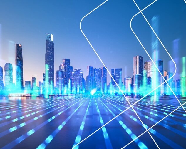 Skyline einer großen Stadt vor blauem Hintergrund mit futuristuschen Lichtern und Streifen