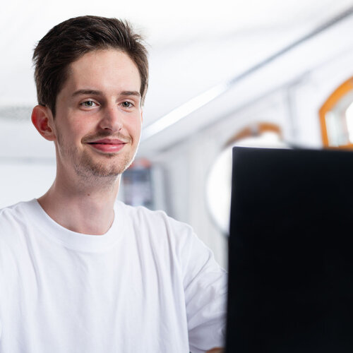 Student mit Laptop