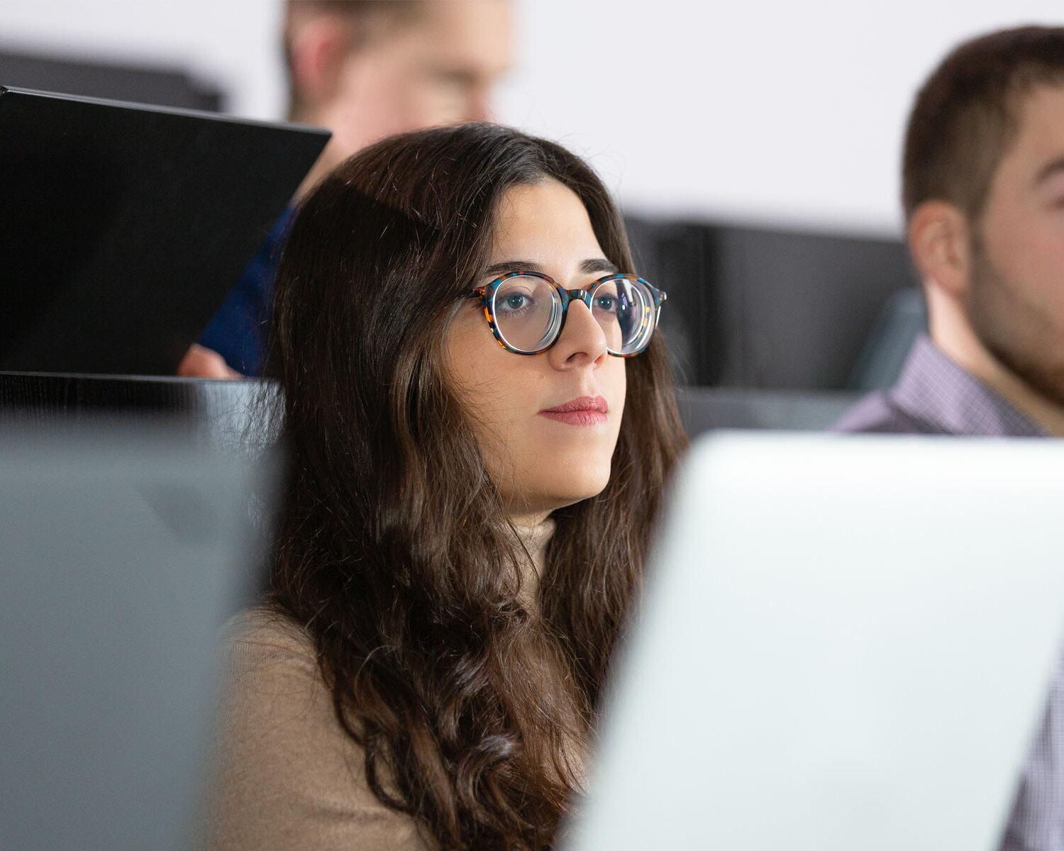 Fokus auf eine Studentin während einer Vorlesung im Gebäude 40