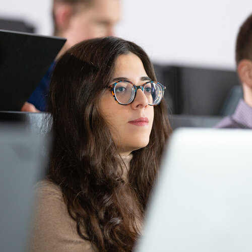 Fokus auf eine Studentin während einer Vorlesung im Gebäude 40