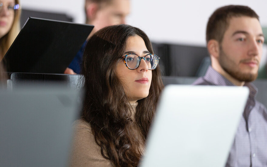 Fokus auf eine Studentin während einer Vorlesung im Gebäude 40