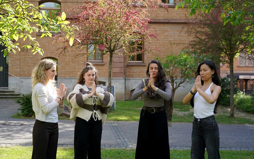 4 junge Frauen praktizieren Yoga und Meditationsübungen