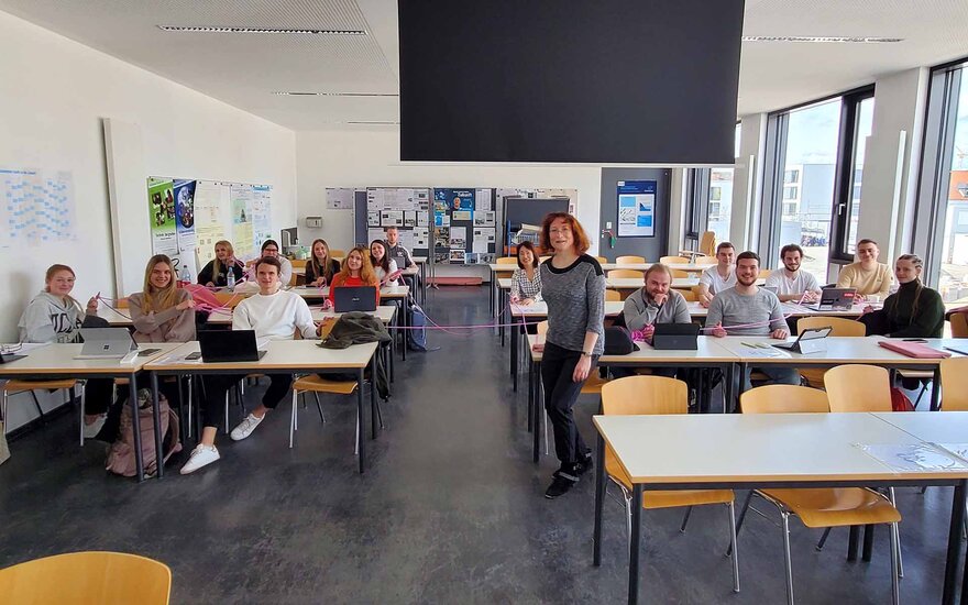 Prof. Dr. Renate Link, Prof. Dr. Eriko Katsumata und Studierende des Master-Studiengangs "International Management", die im Hörsaal sitzen