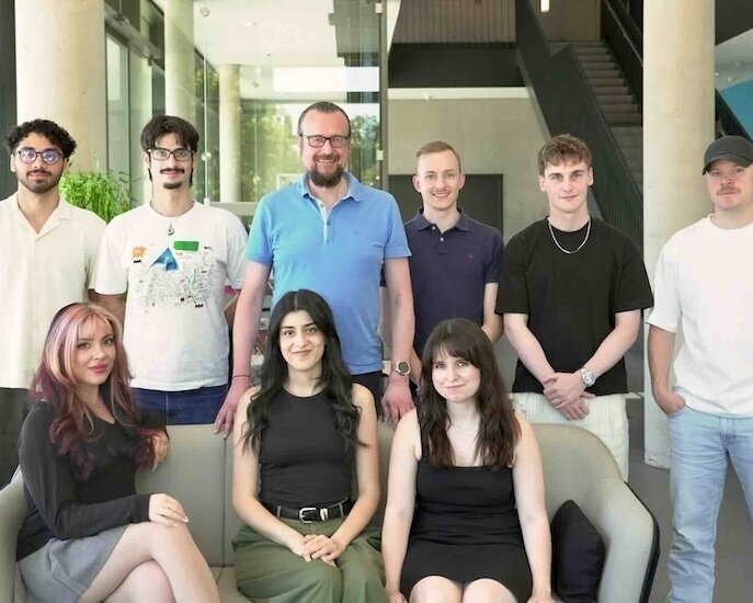 Gruppenbild von acht Studierenden und einem Professor