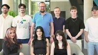 Gruppenbild von acht Studierenden und einem Professor