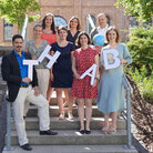 Gruppenfoto der Mitglieder des International Offices der TH AB, Personen stehen auf einer Steintreppe im Freien und halten Pappbuchstaben TH AB in der Hand.