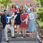 Gruppenfoto der Mitglieder des International Offices der TH AB, Personen stehen auf einer Steintreppe im Freien und halten Pappbuchstaben TH AB in der Hand.