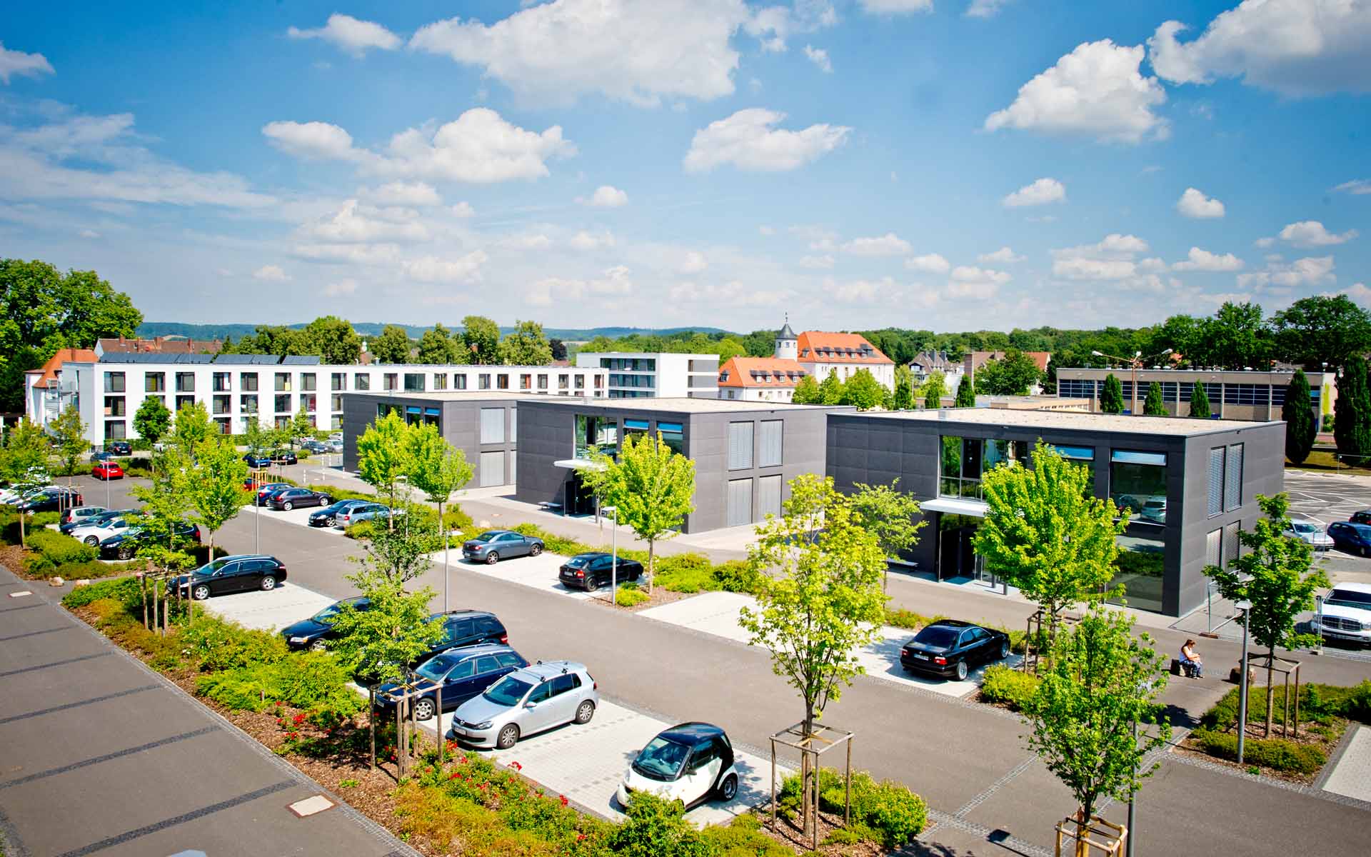 Parkplatz und Würfelgebäude am Campus 1