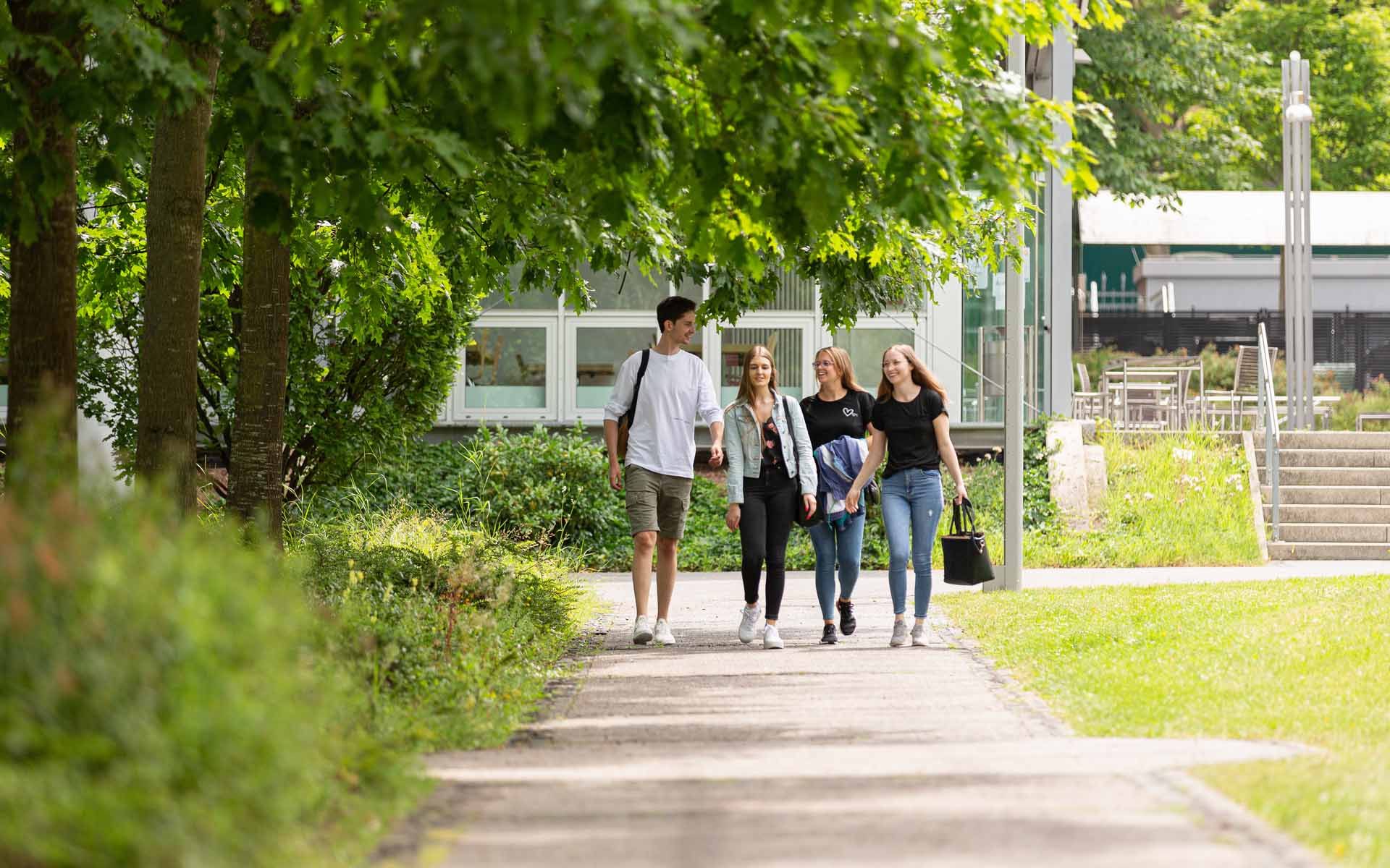 Studierende auf dem Weg über den Campus 1