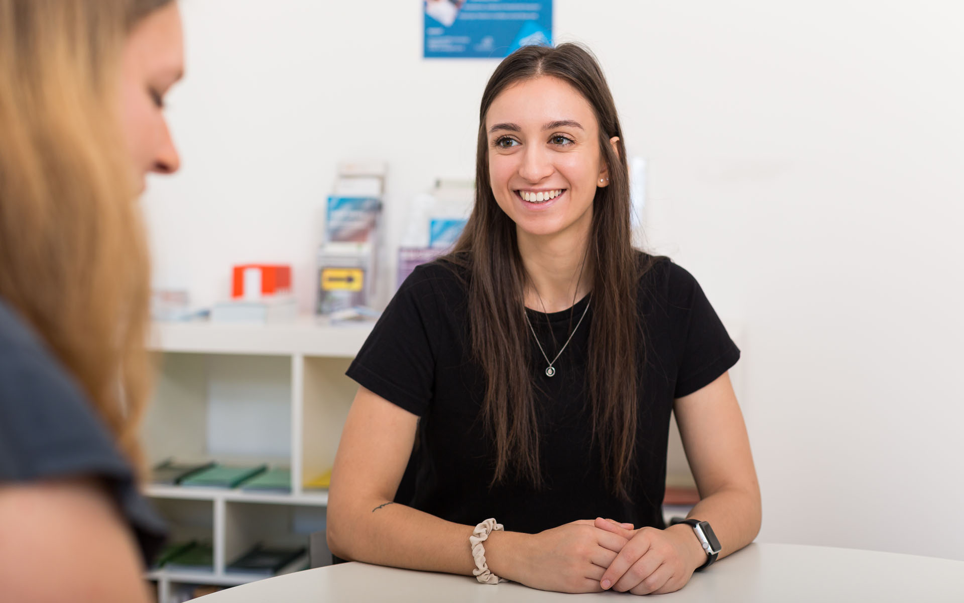 Studentin in einem Gespräch im Career Service