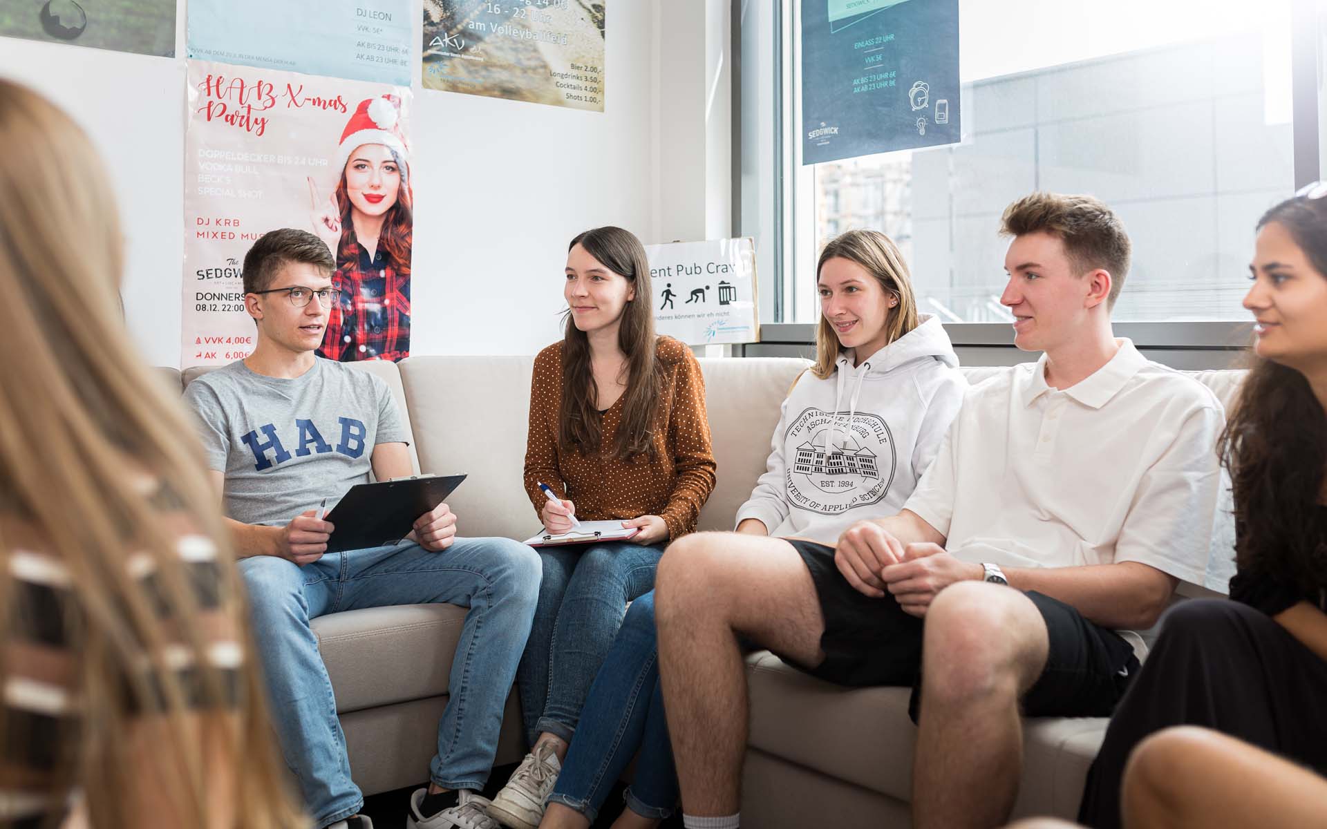 Studierende der Studentenvertretung im SV-Zimmer besprechen sich