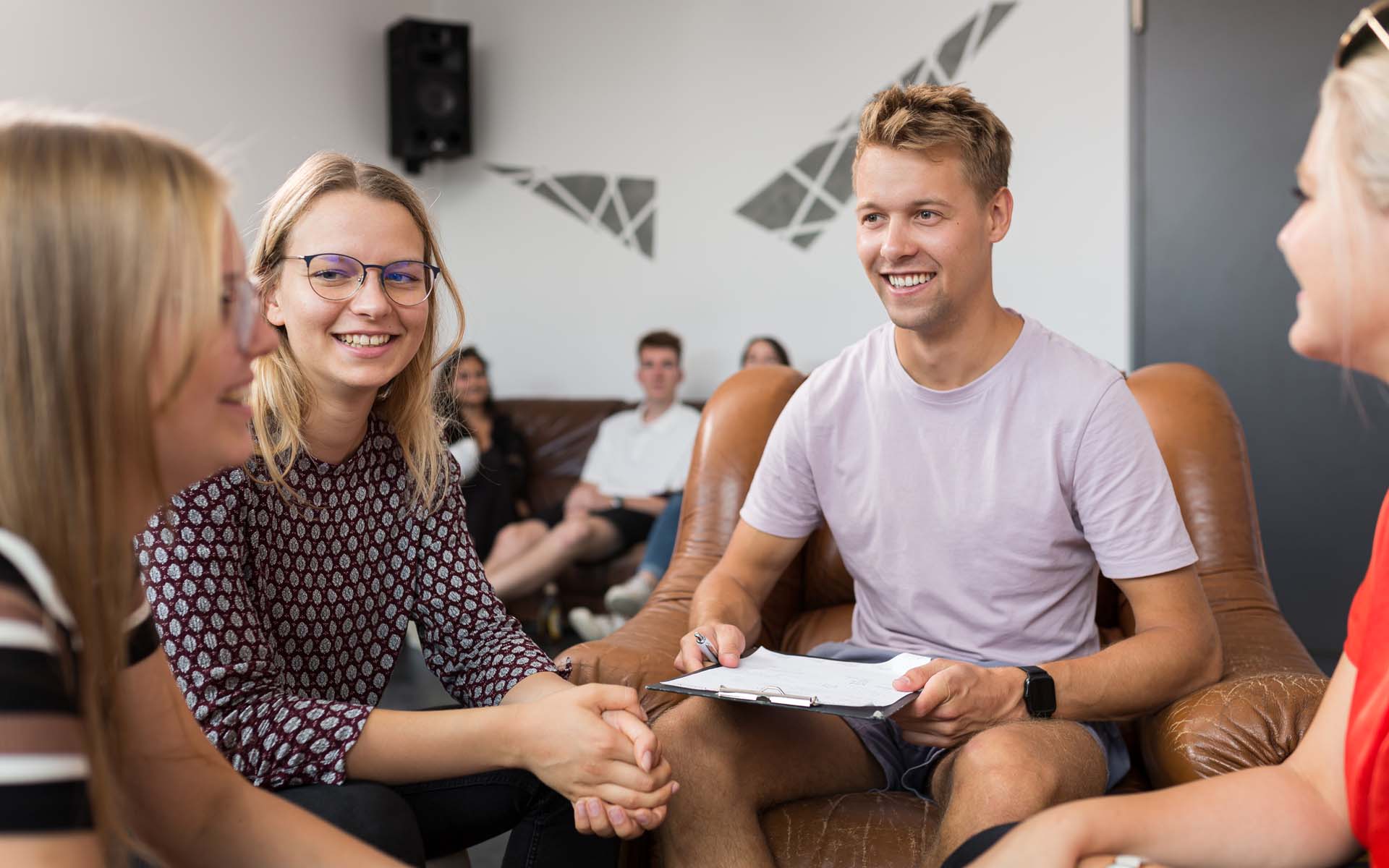 Studierende der Studentenvertretung sitzen im SV-Zimmer im Würfelgebäude zusammen