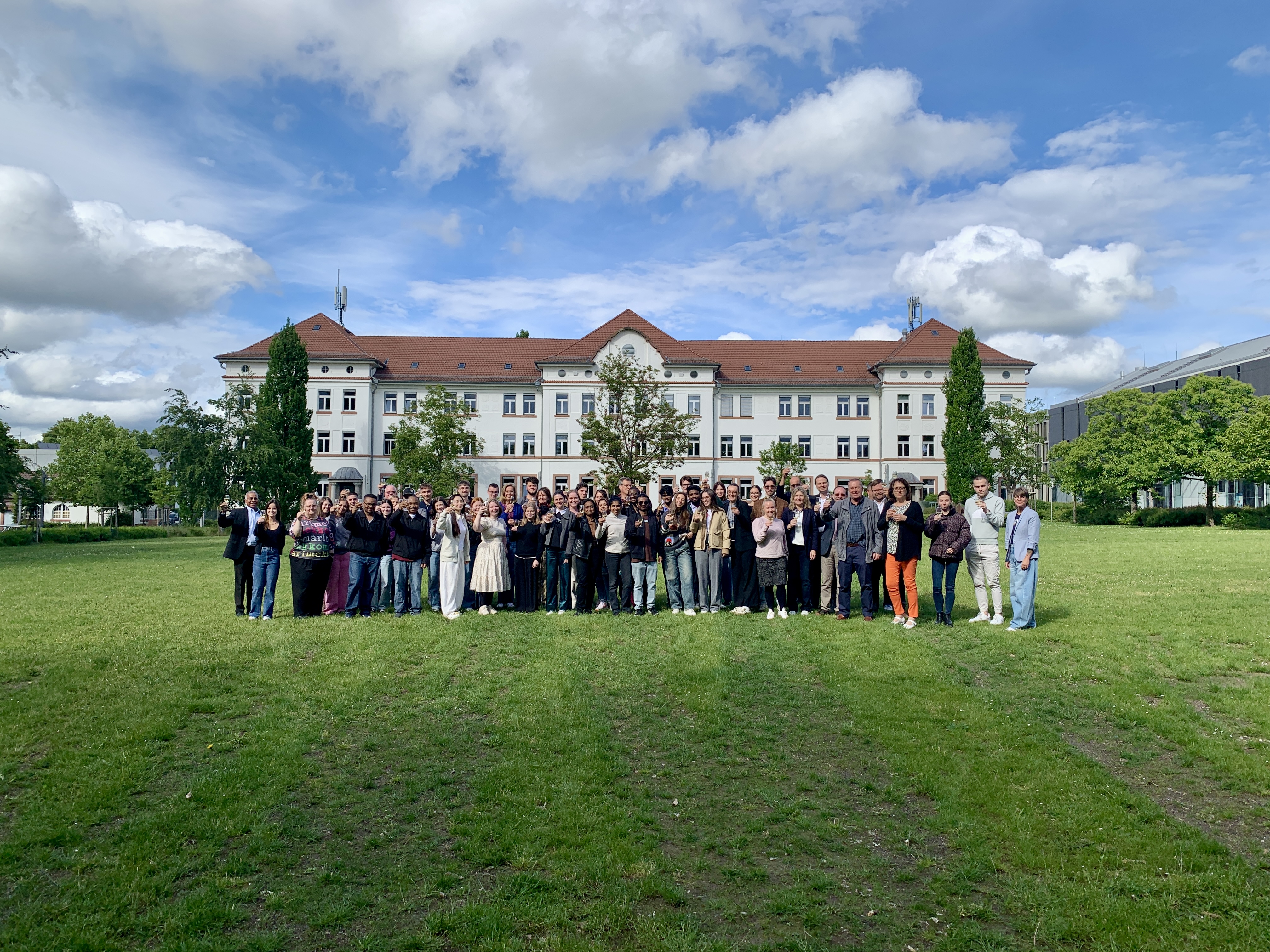 Campus-Wiese und Gebäude 20 am Campus 1 Hochschulgebäude der TH Aschaffenburg Gruppenfoto GMS 2026 I