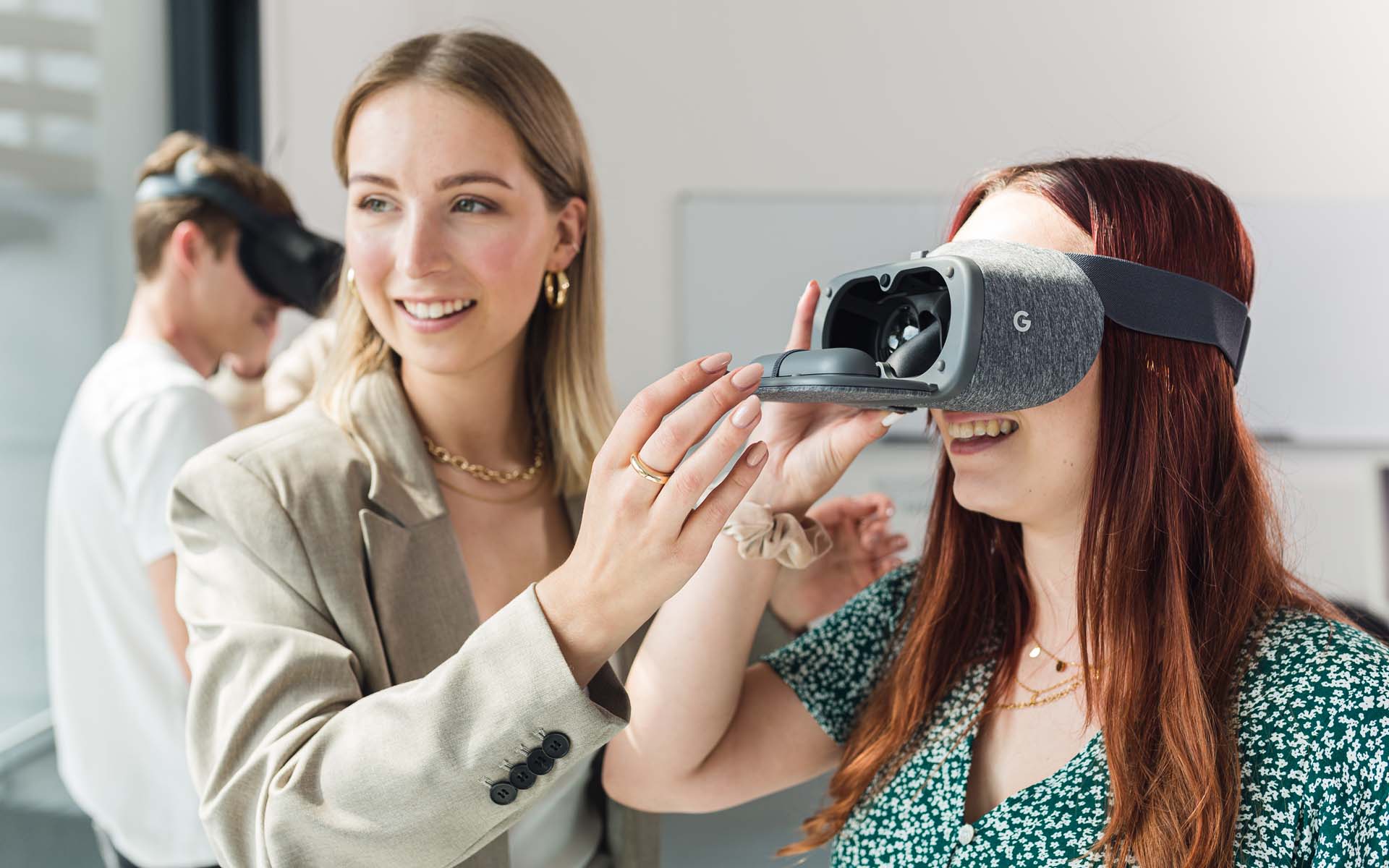 Zwei Studentinnen testen eine Virtual Reality Brille.