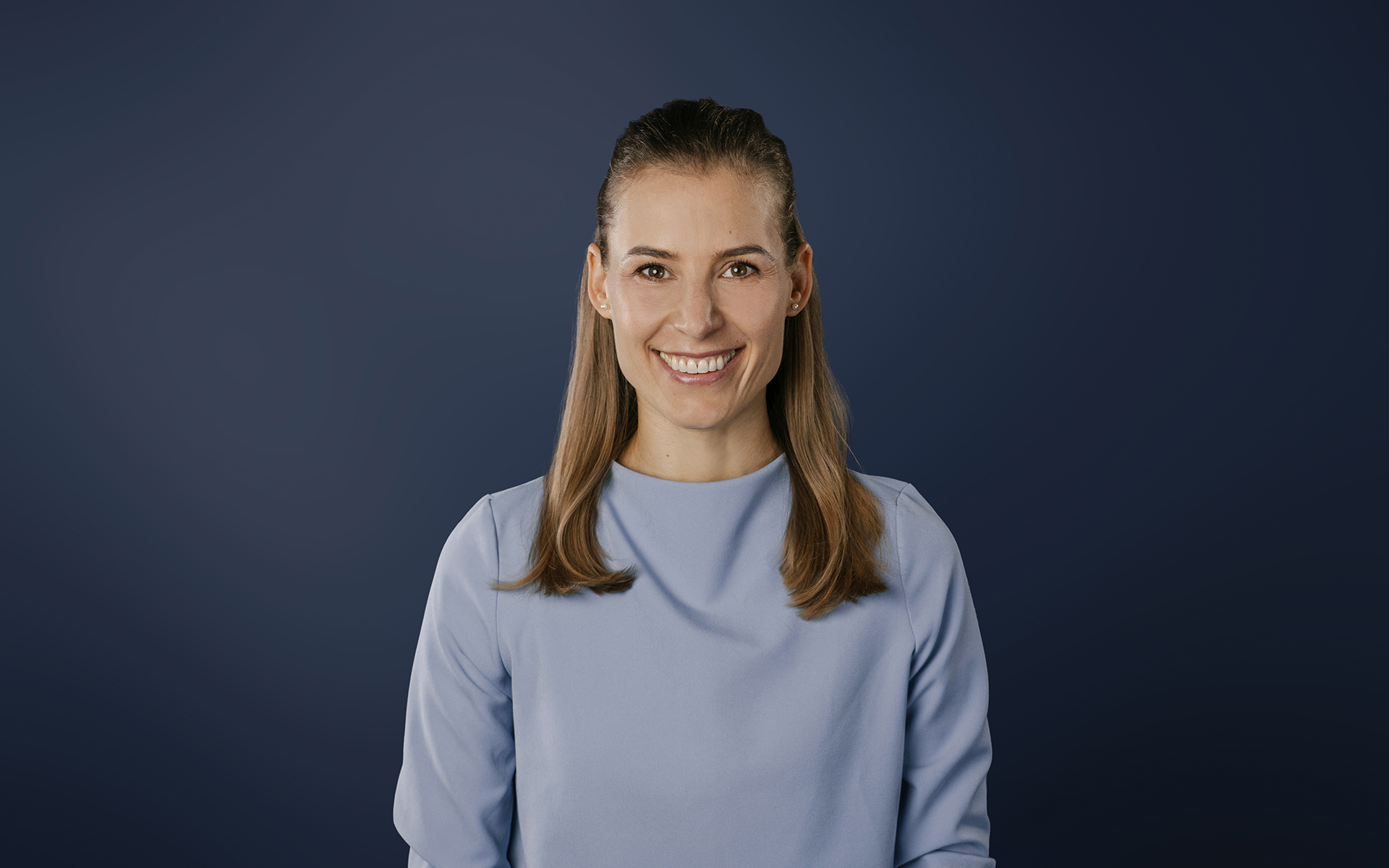 Portrait von Prof. Dr. Silke Aryobsei vor dunkelblauem Hintergrund