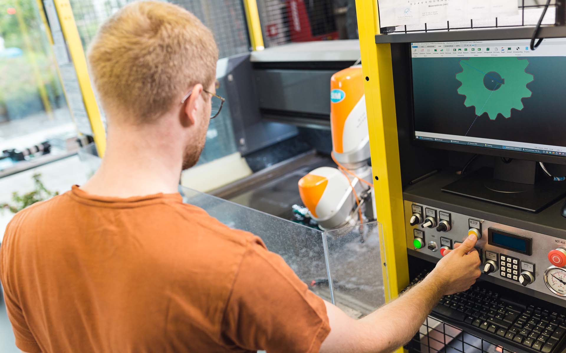 Ein Student definiert die Schneidegröße für die Wasserstrahlschneidanlage des Labors für Produktionstechnik.