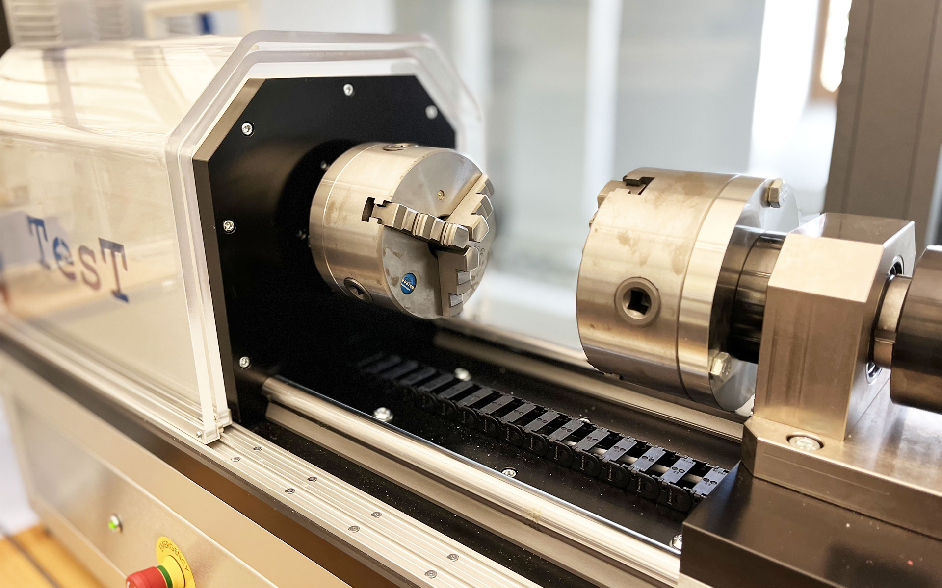 Torsionstester im Labor für Materialtechnologien.