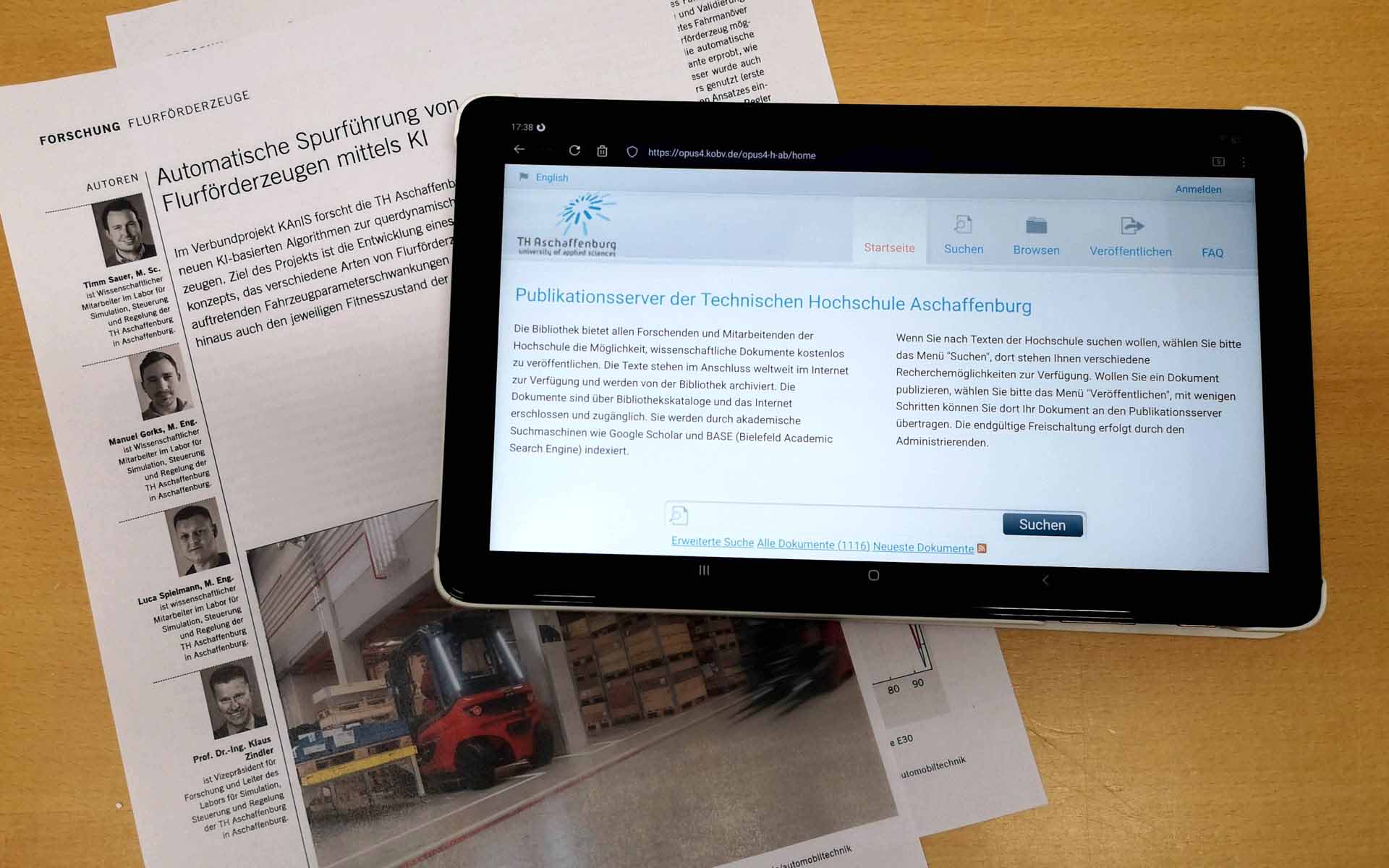 Fachzeitschrift, auf der ein Tablet liegt