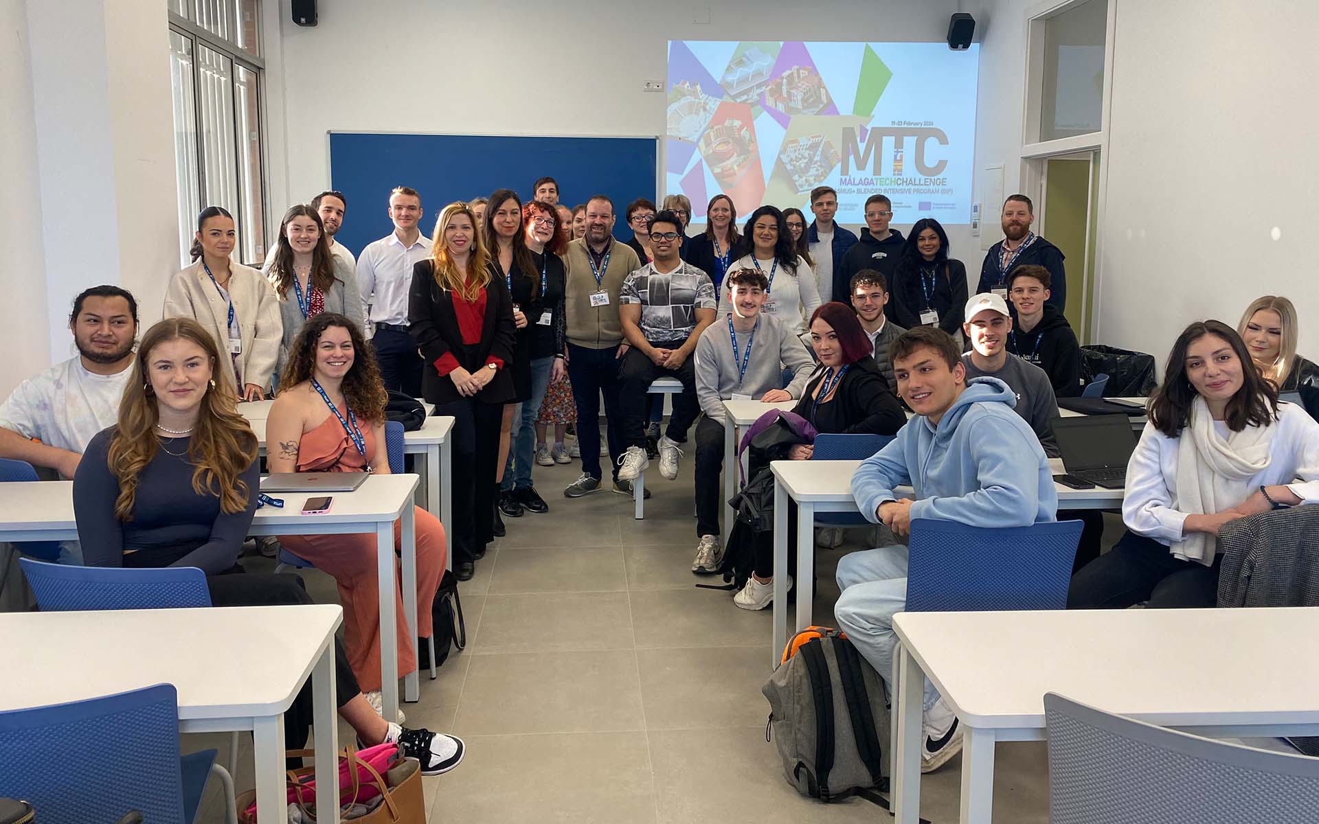 Teilnehmende des BIP in Spanien gemeinsam im Klassenraum