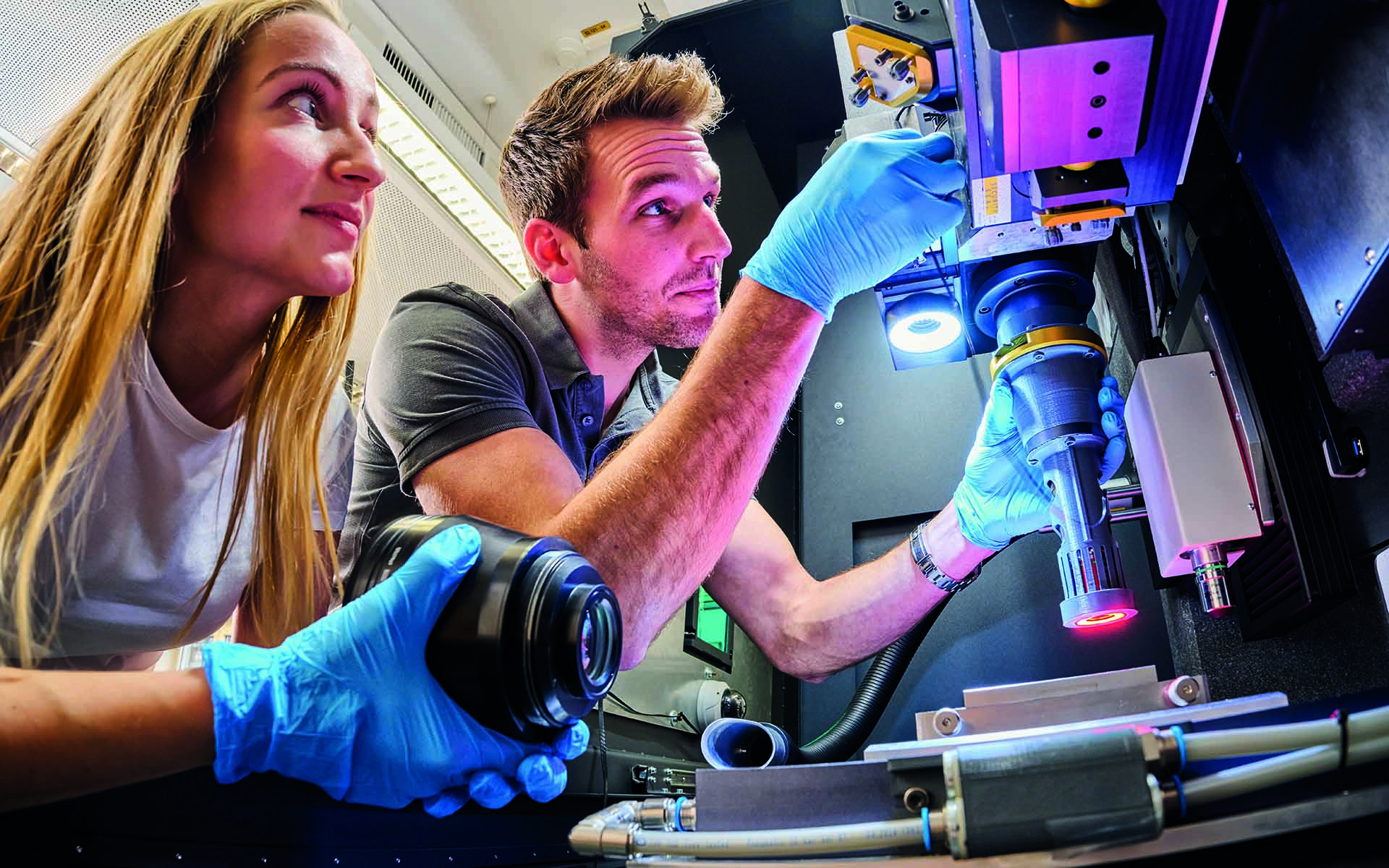 Doktorandin und Doktorand an Laser in Labor im ZeWiS