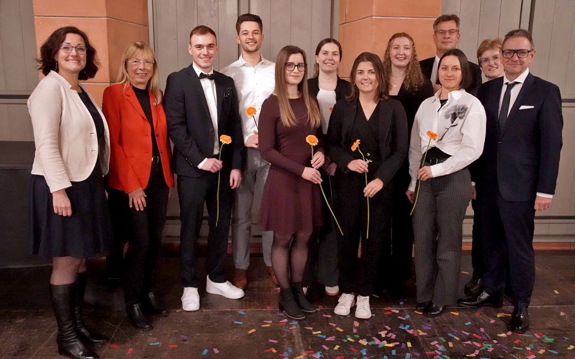 Gruppenbild mit Absolventen, Professoren und Vertretern aus Stadt und Landkreis