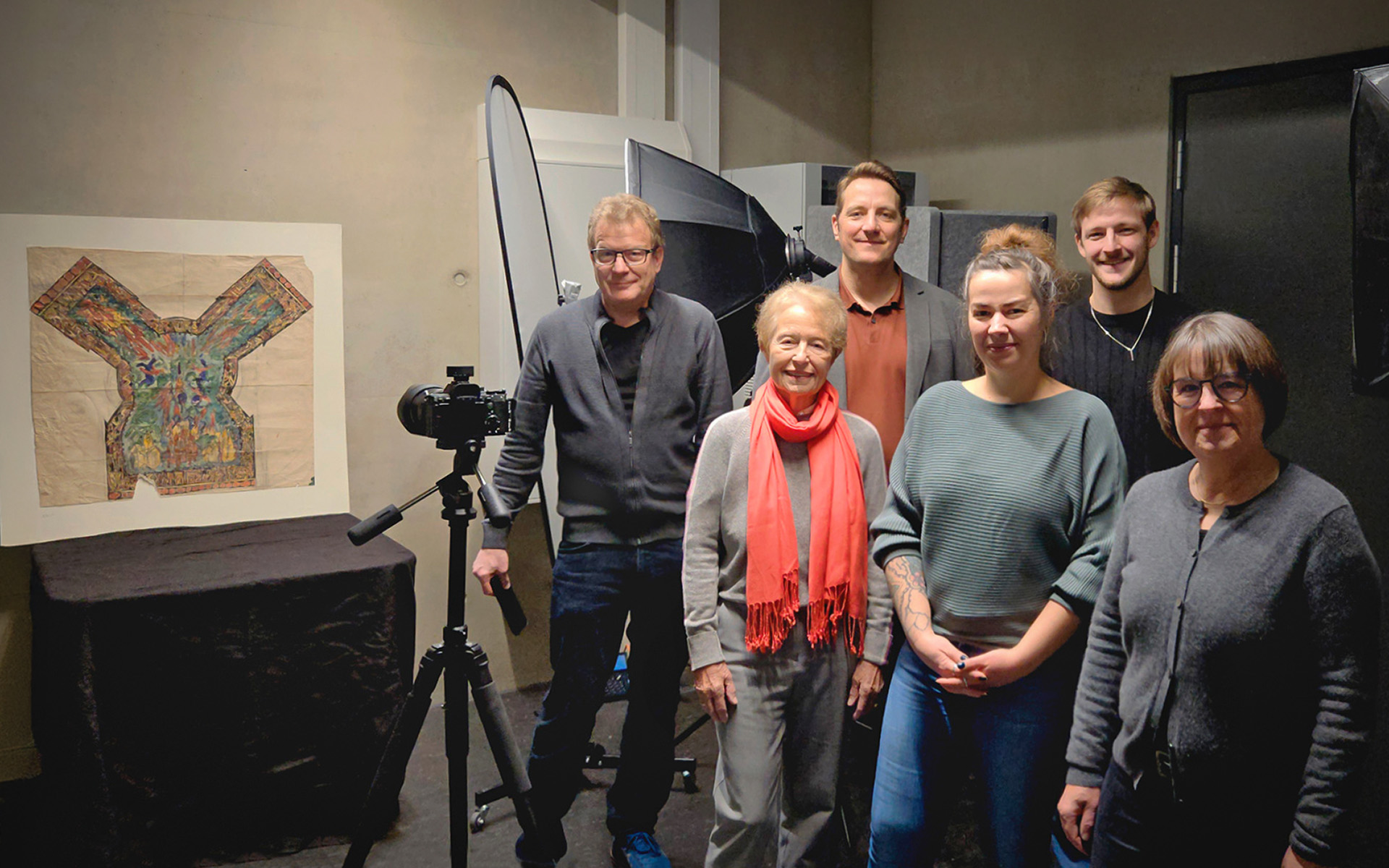 Gruppenfoto mit drei Frauen und drei Männern neben der Kirchner-Skizze und Kamera auf Stativ