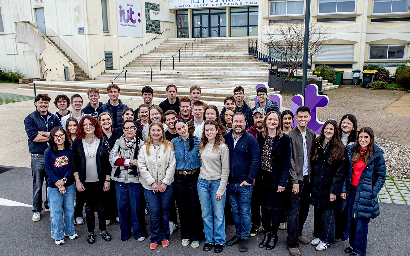 Gruppenfoto mit den Teilnehmenden des BIP vor dem Gebäude der Hochschule in Frankreich