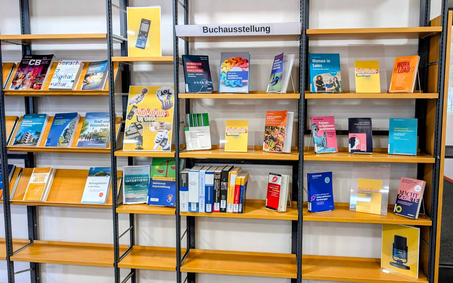 Blick auf Regal mit aufgestellten Büchern der Ausstellung