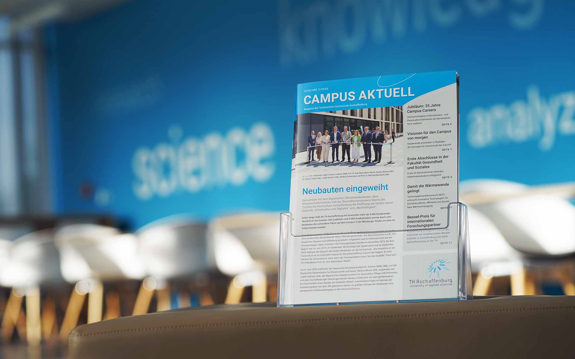 Hochschulmagazine im Prospektständer im Aufenthaltsraum für Studierende