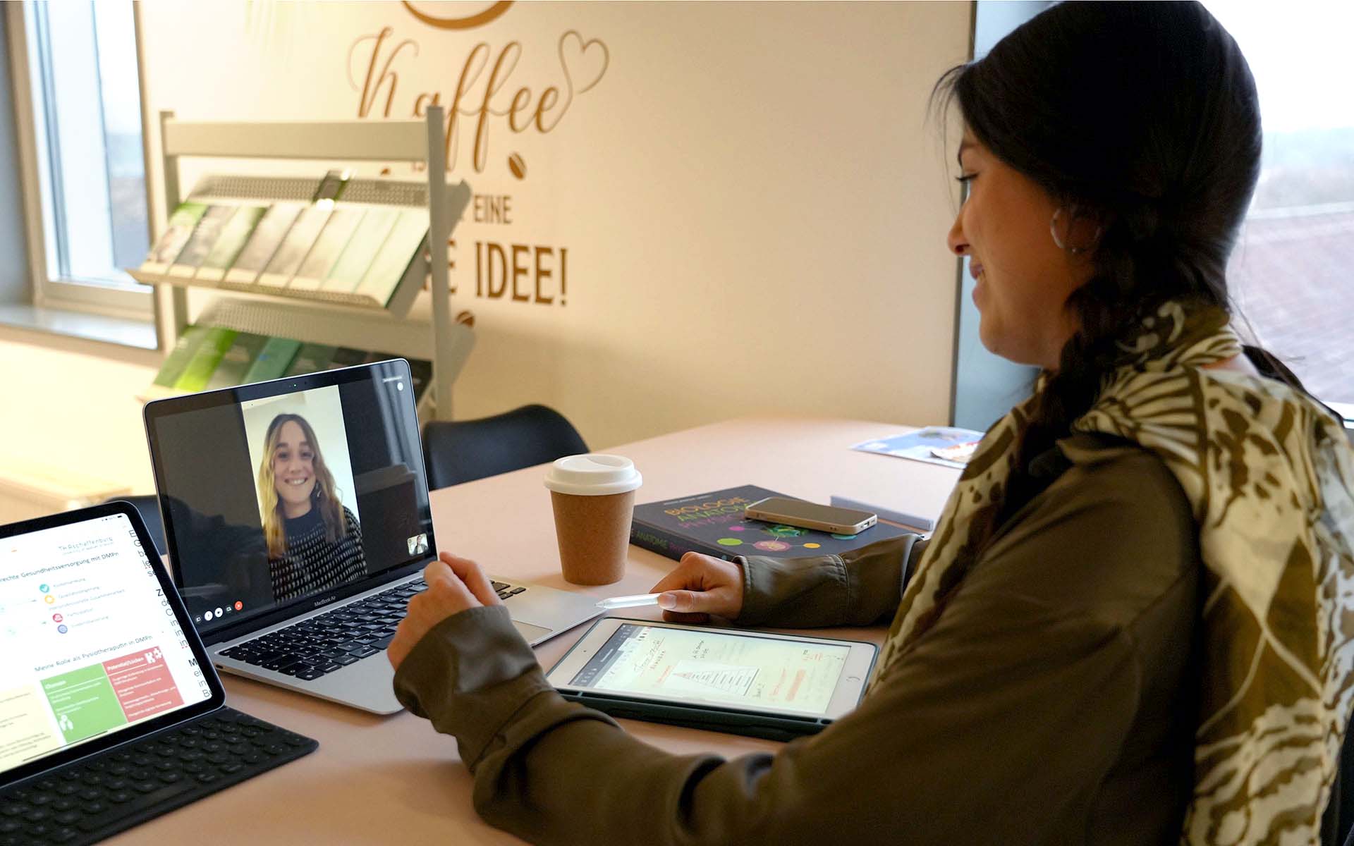 Eine Studentin tauscht sich per Videochat mit ihrer Kommilitonin aus