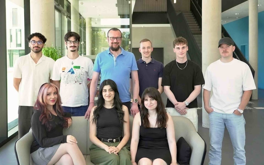 Gruppenbild von acht Studierenden und einem Professor