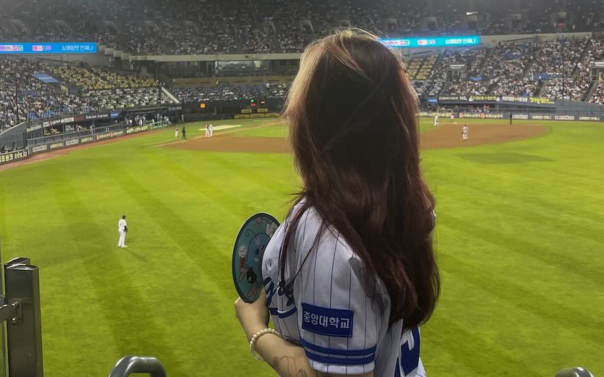 Frau bei Baseballspiel