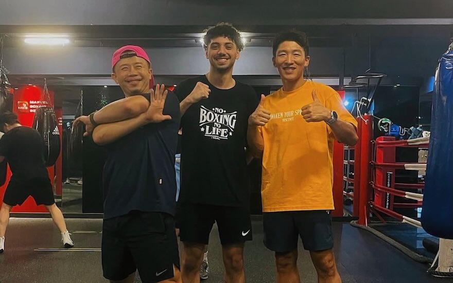Gruppenbild drei männliche Personen in einem Fitnessstudio