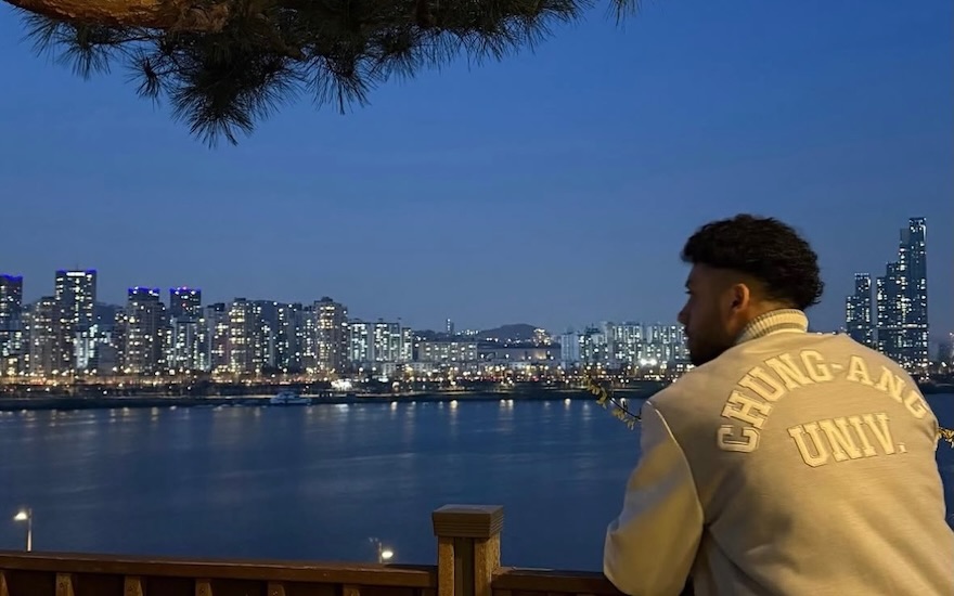 Mann blickt auf Skyline bei Nacht