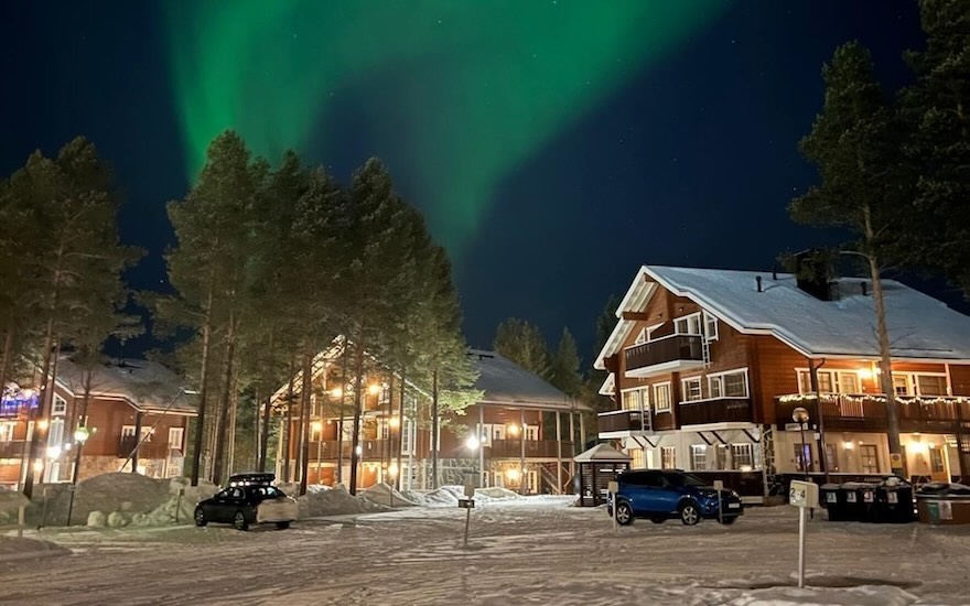 Haus im Schnee und Nordlichter