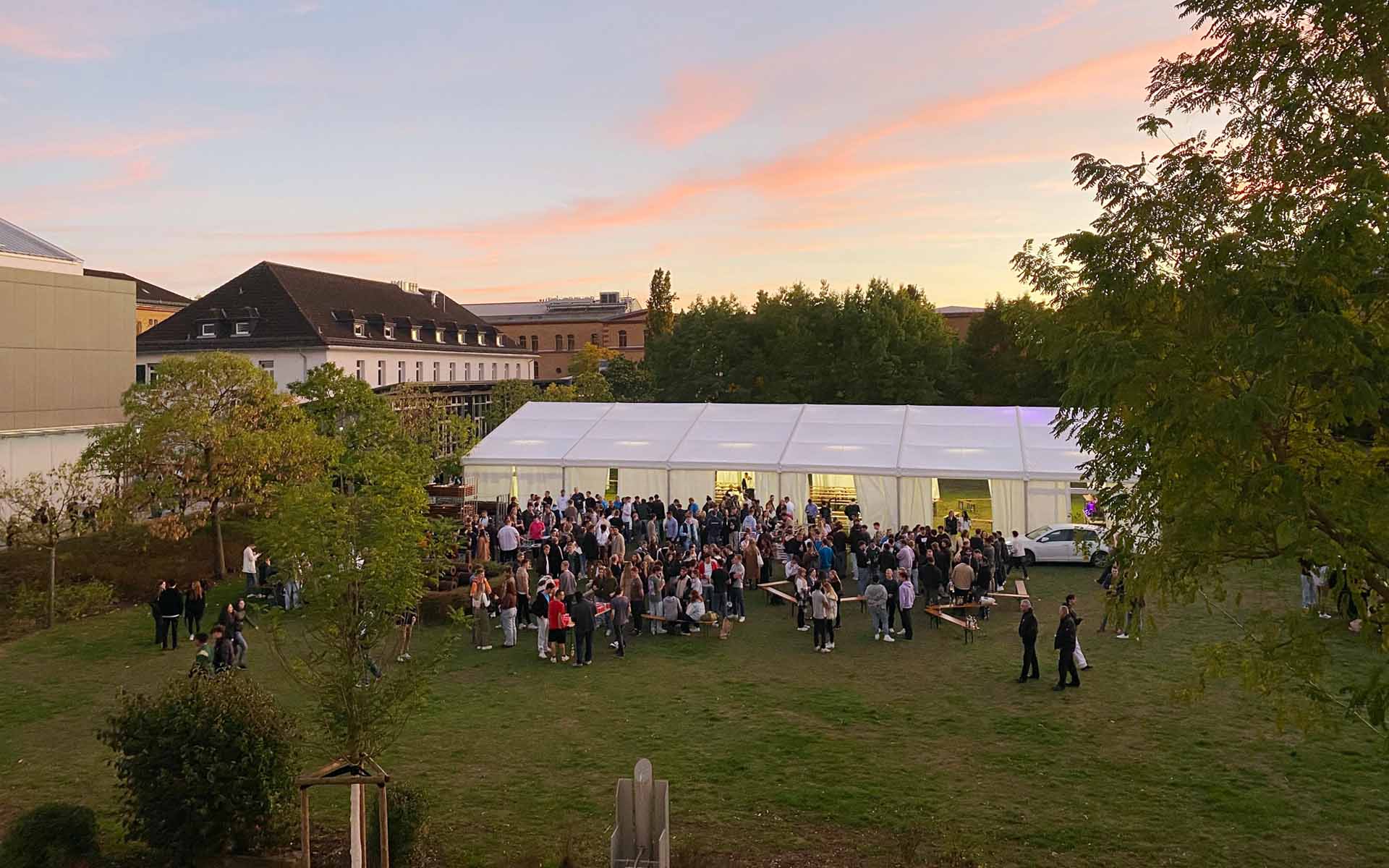Ehemalige feiern auf dem Campus der TH Aschaffenburg