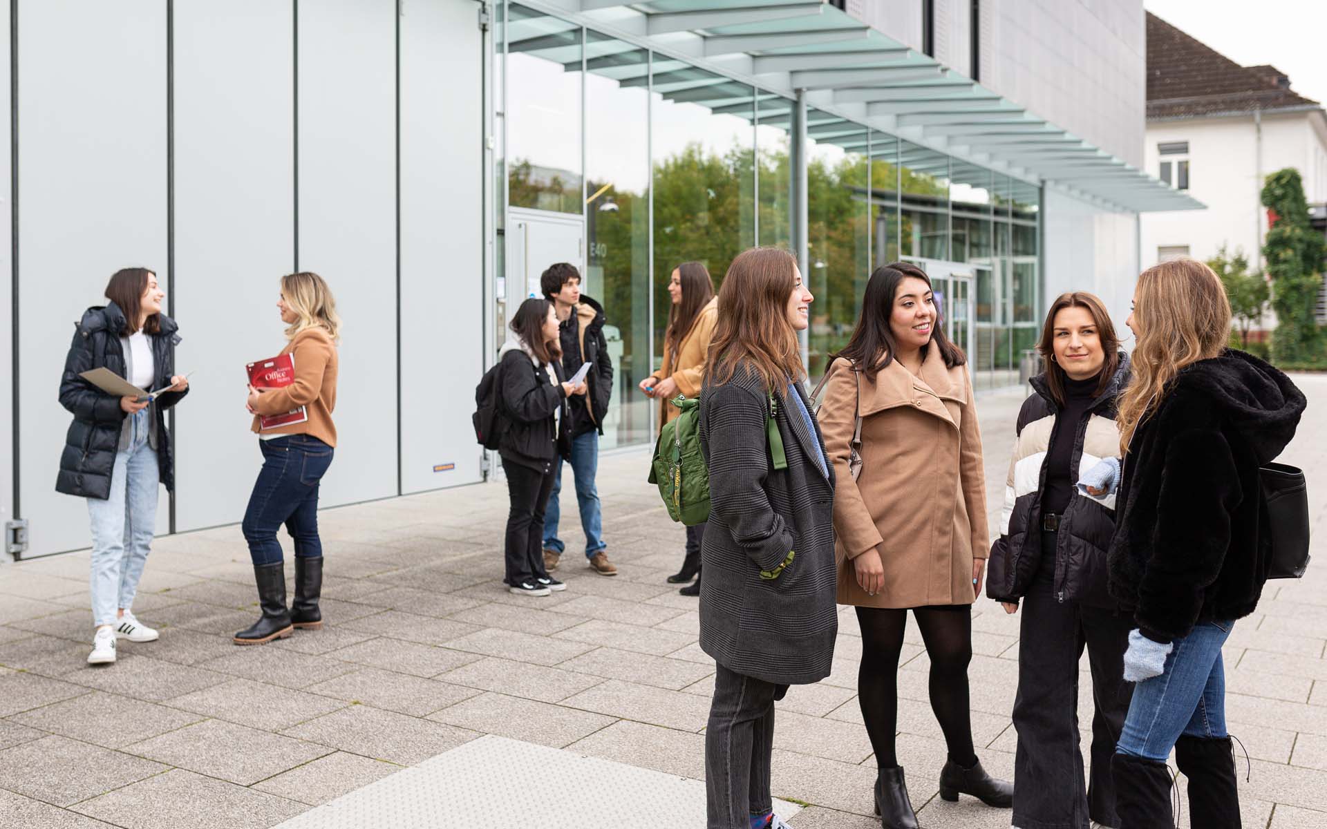 Internationale Austauschstudierende auf dem Campus