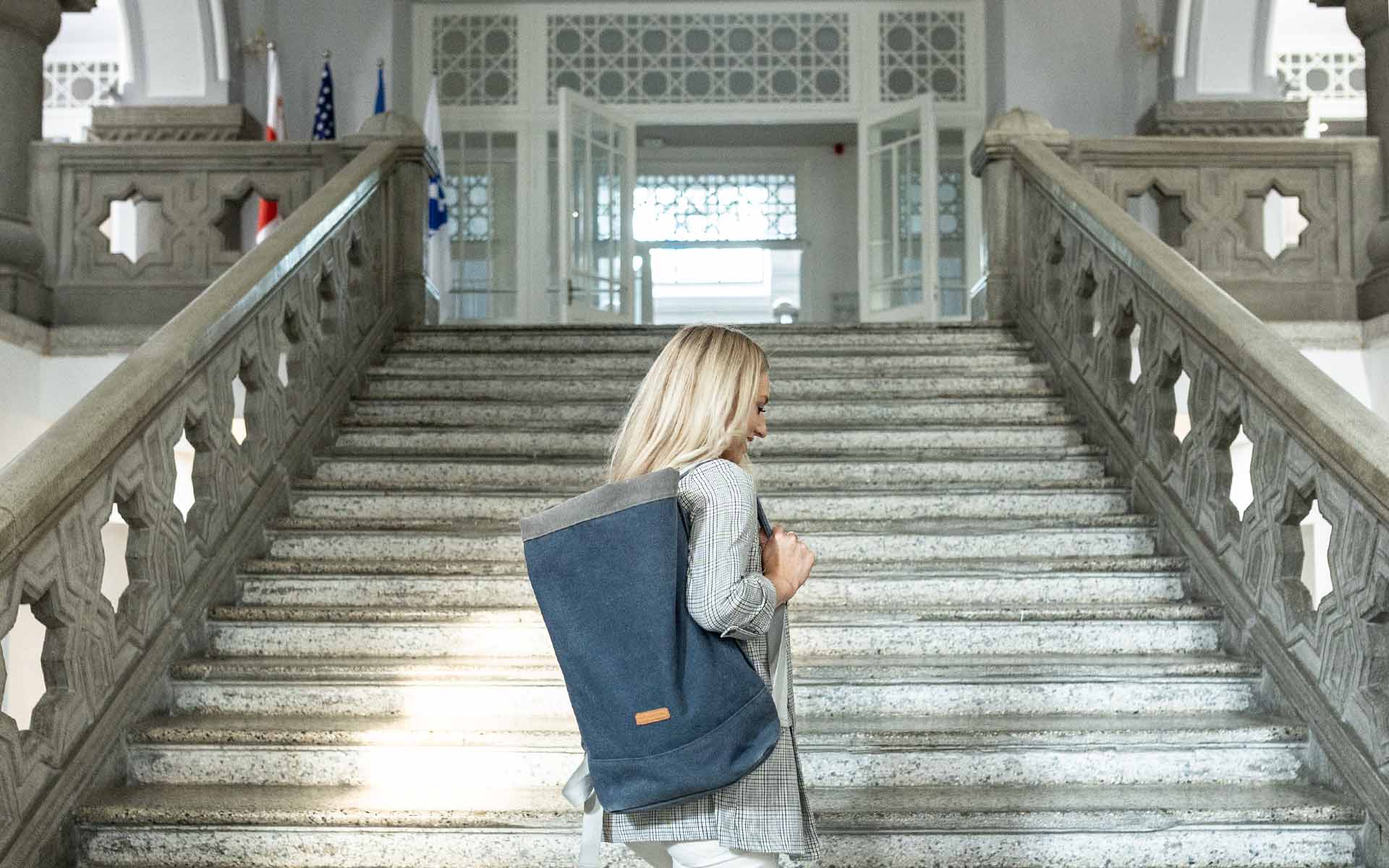 Eine Studentin der TH AB auf dem Campus in Georgien