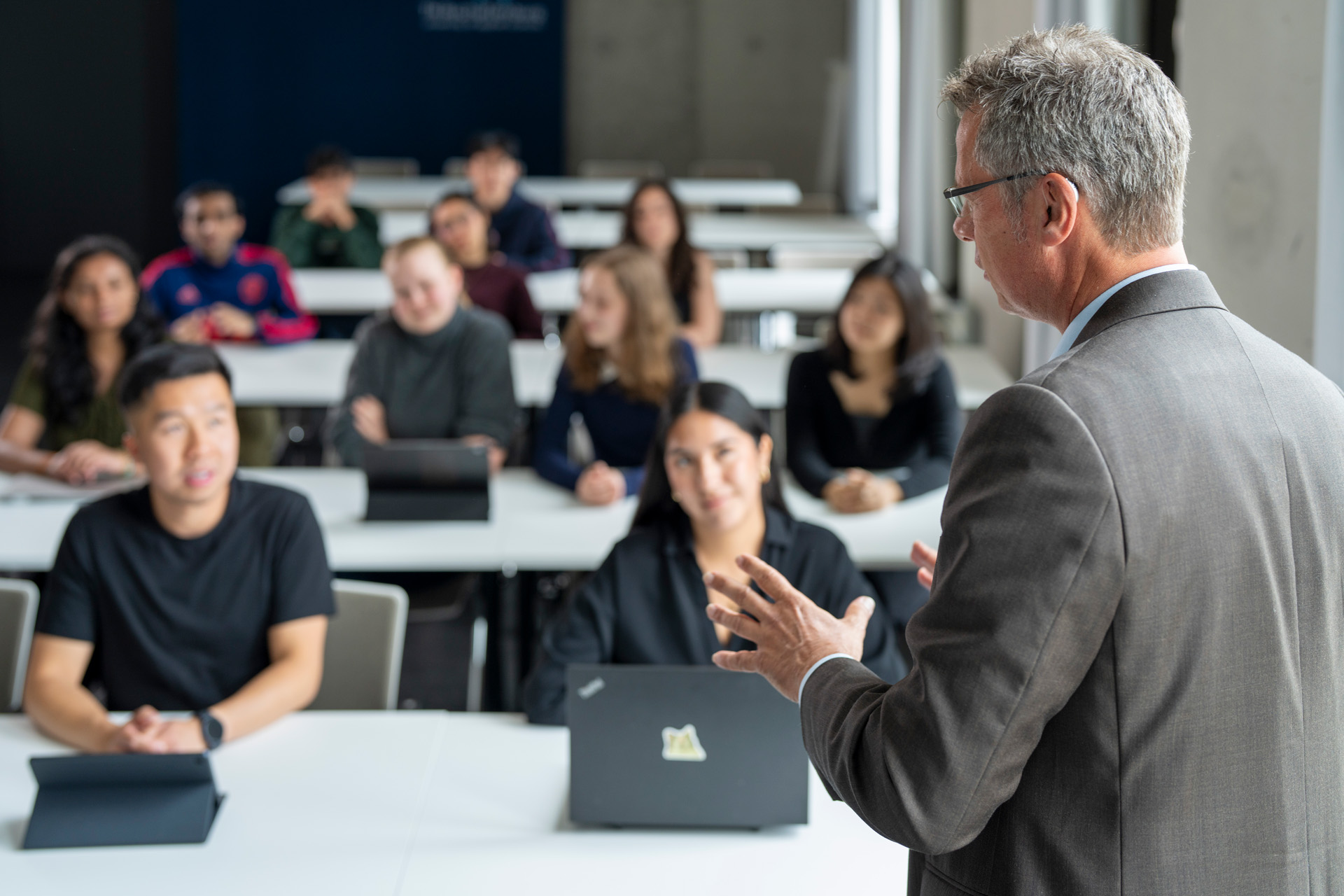 Vice-President Prof. Schäfer is holding a lecture for an audience of German and international students.